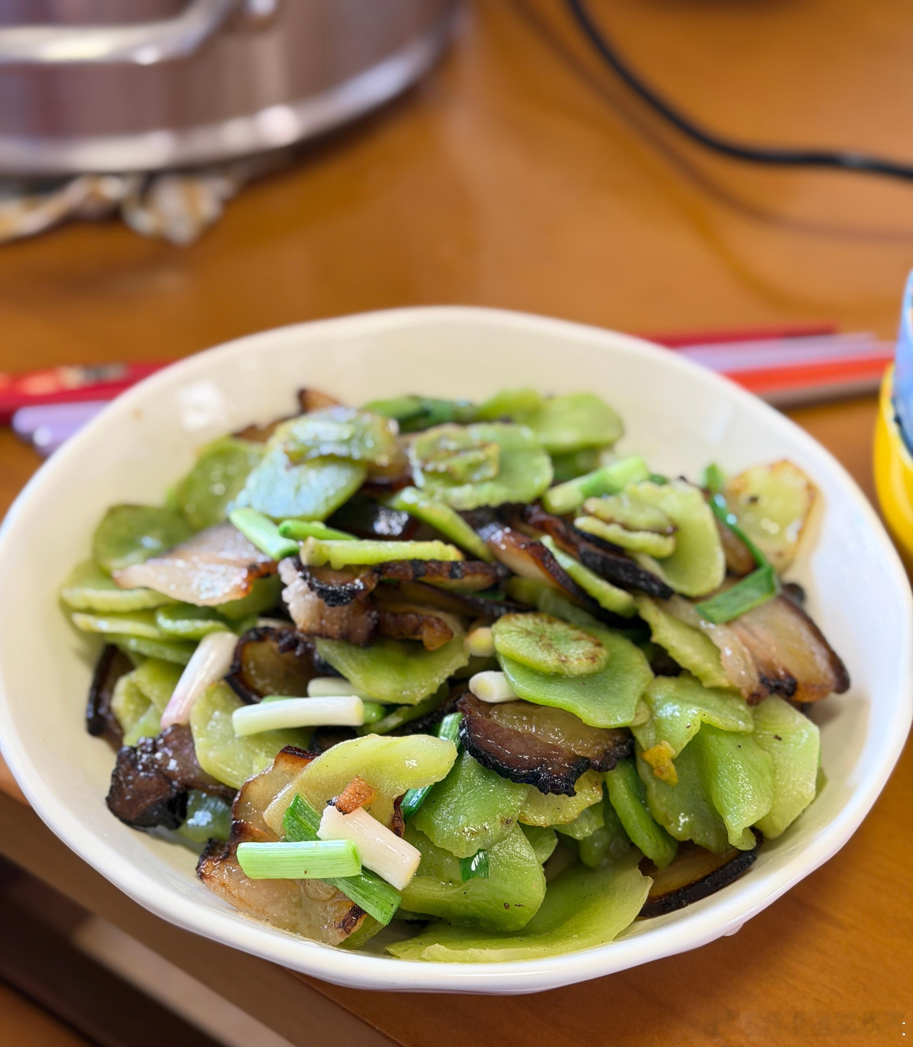 今晚吃老妈做的家常菜～我妈下厨做了四个菜：全家福、干锅鸡、红烧鱼、莴笋皮炒酱汁肉