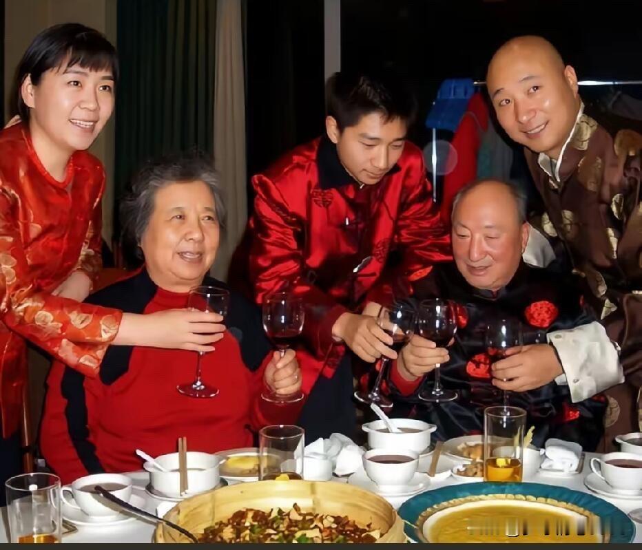 陈佩斯年轻的时候和父亲陈强一起在外面聚餐时的情景，那个时候他很年轻，小眼睛长得特