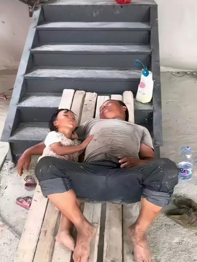 “太心酸了！”7月27日广东佛山，有一名房东的房子需要装修，所以请来了装修工人为