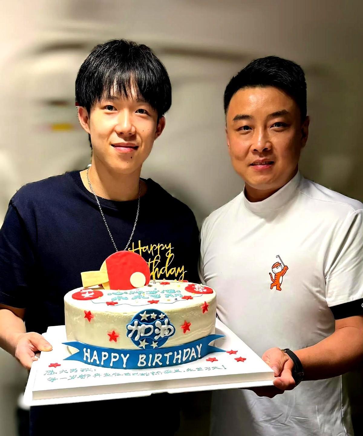 原来那天夺冠后，王楚钦和肖指导说的咱三的生日，是教练们又给他过了一次生日。看王