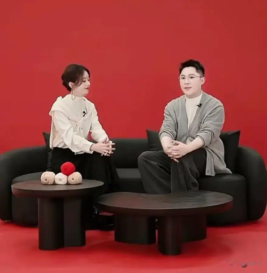 赵丽颖缺席微博之夜后，被路人拍到带6岁儿子在街头买冰淇淋。画面里她穿黑色羽绒