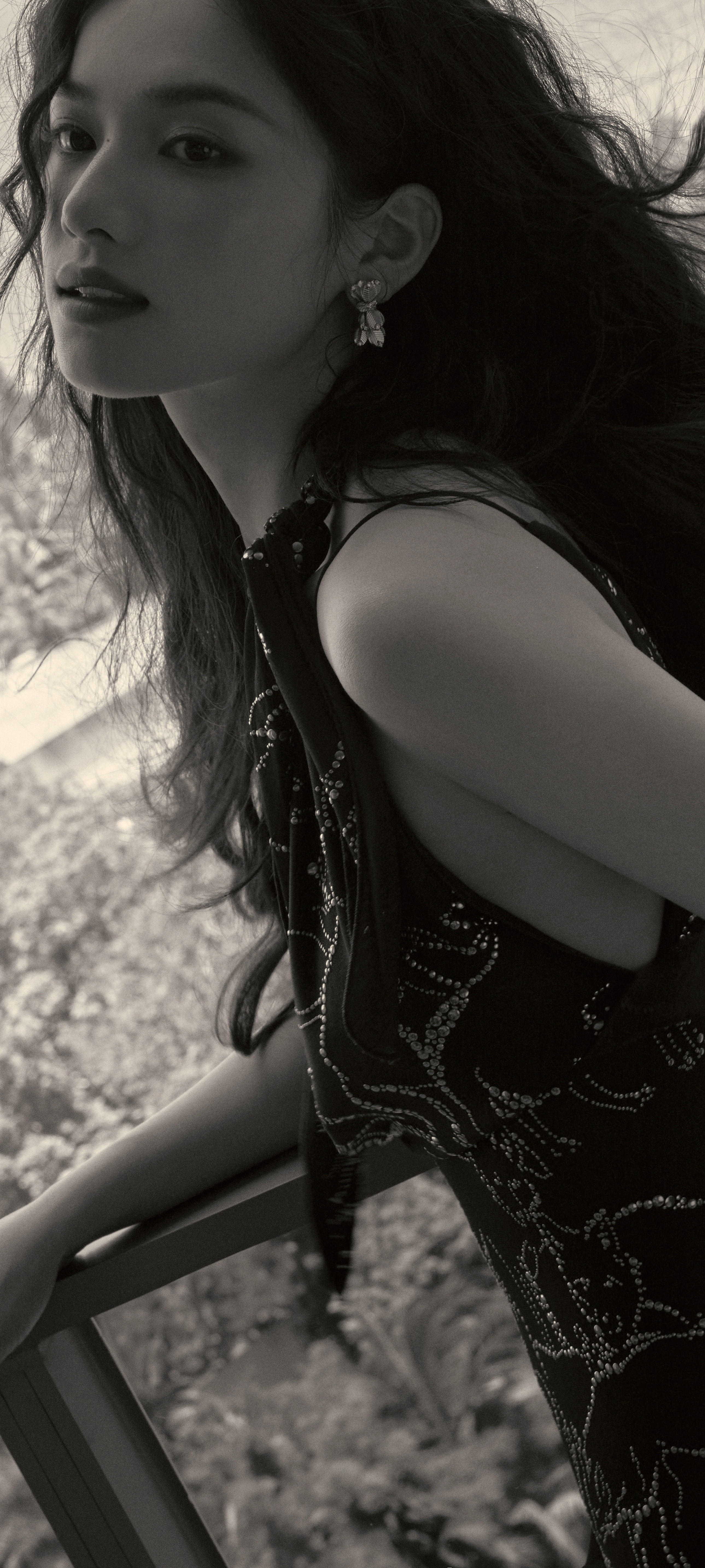 张婧仪高清手机全屏壁纸，海边红裙，盛夏假日开启！张婧仪