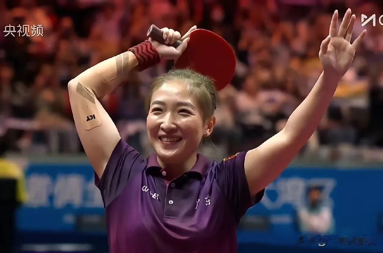 刘诗雯，老将出马，一个顶俩。一场混双下来，他们赢了，太激动啦。刘诗雯，风采不