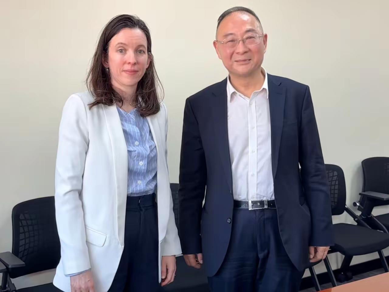 北京的天气暖起来了。今天下午，法国驻华公使白美燕来访，跟金灿荣教授聊了中法关系、