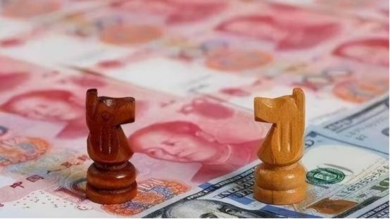 中美GDP差距，又反转了。2021年中国占美76.7%，冲到高点；随后美国大放水
