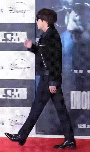 张根硕抗癌成功15日，张根硕现身活动现场，状态不错，这是他在甲状腺癌康复后首次公