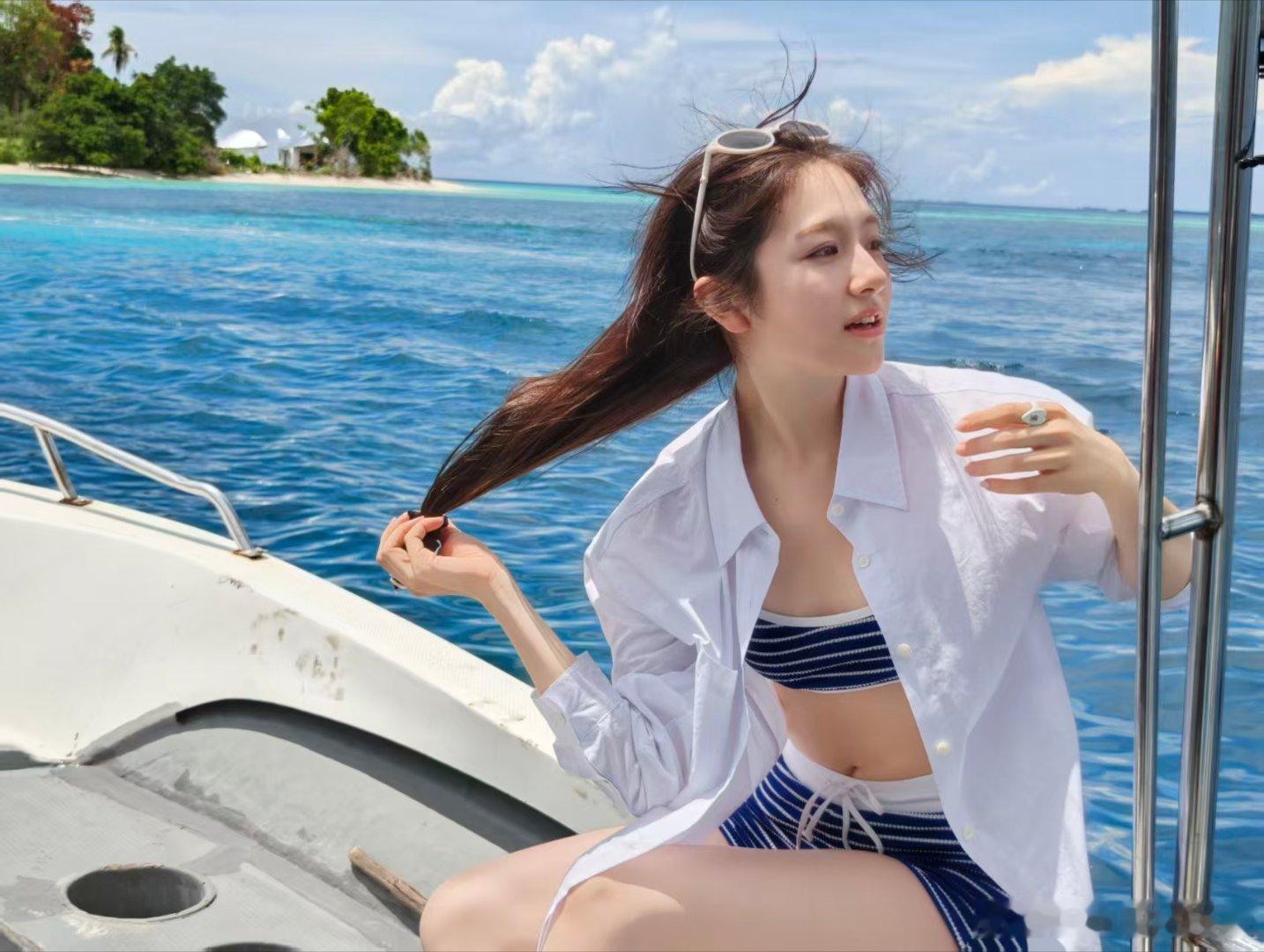 李兰迪条纹泳装李兰迪这组海边照看得我也想去坐游艇了，这元气满满的样子谁顶得住呀！