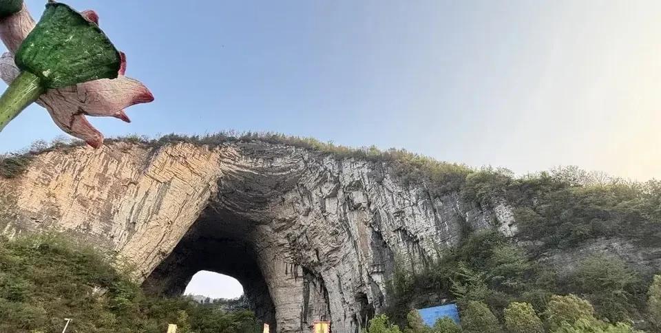 贵州有一个景区，那里有一座天然石桥，石桥下面停满了四川、重庆牌照的车子。这里已经