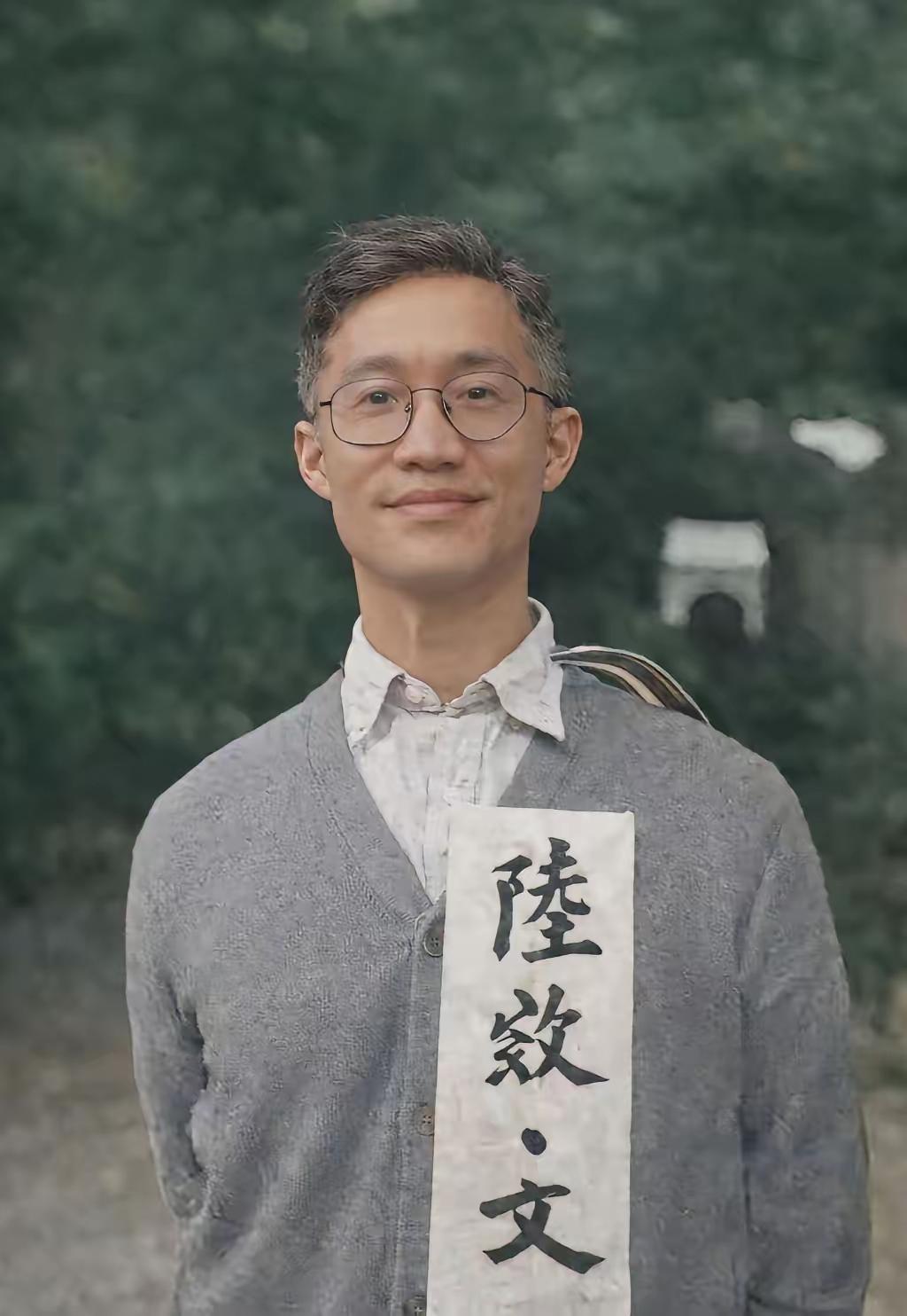 1950年台北马场町刑场，他戴着眼镜，虽然双手被反绑，但是依然面带微笑，神情从容