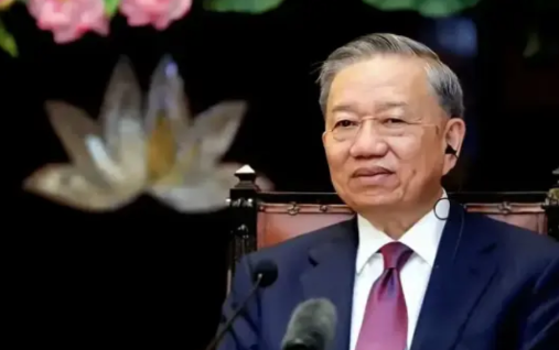 为规避美国，去越南建厂。如今越南为了46%降到20%而转头跪了美国，即第三方仍然