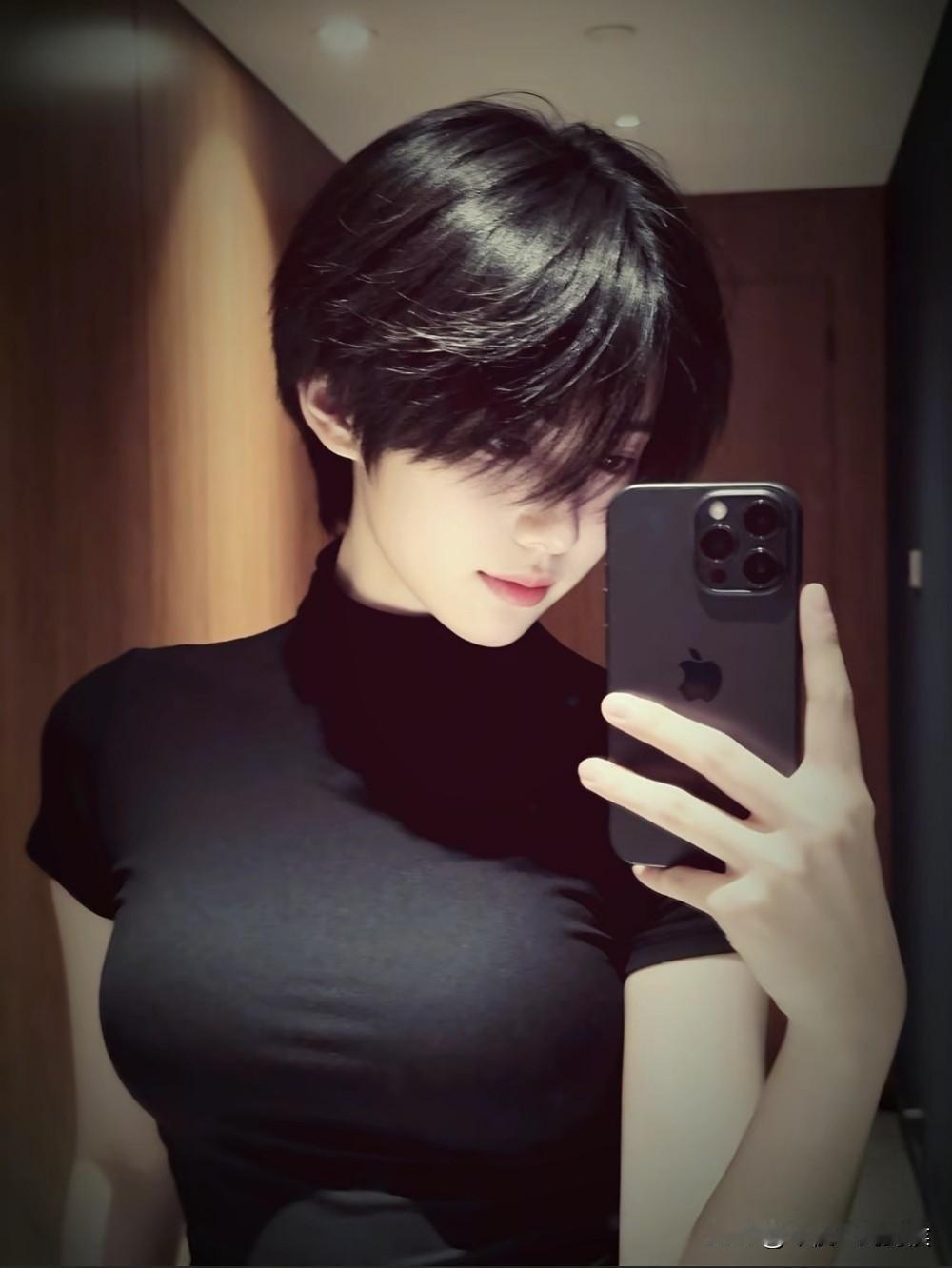 女邻居昨晚上带了人回家。我只看到她们进门，看到了背影，是短发，一身黑衣，身材好