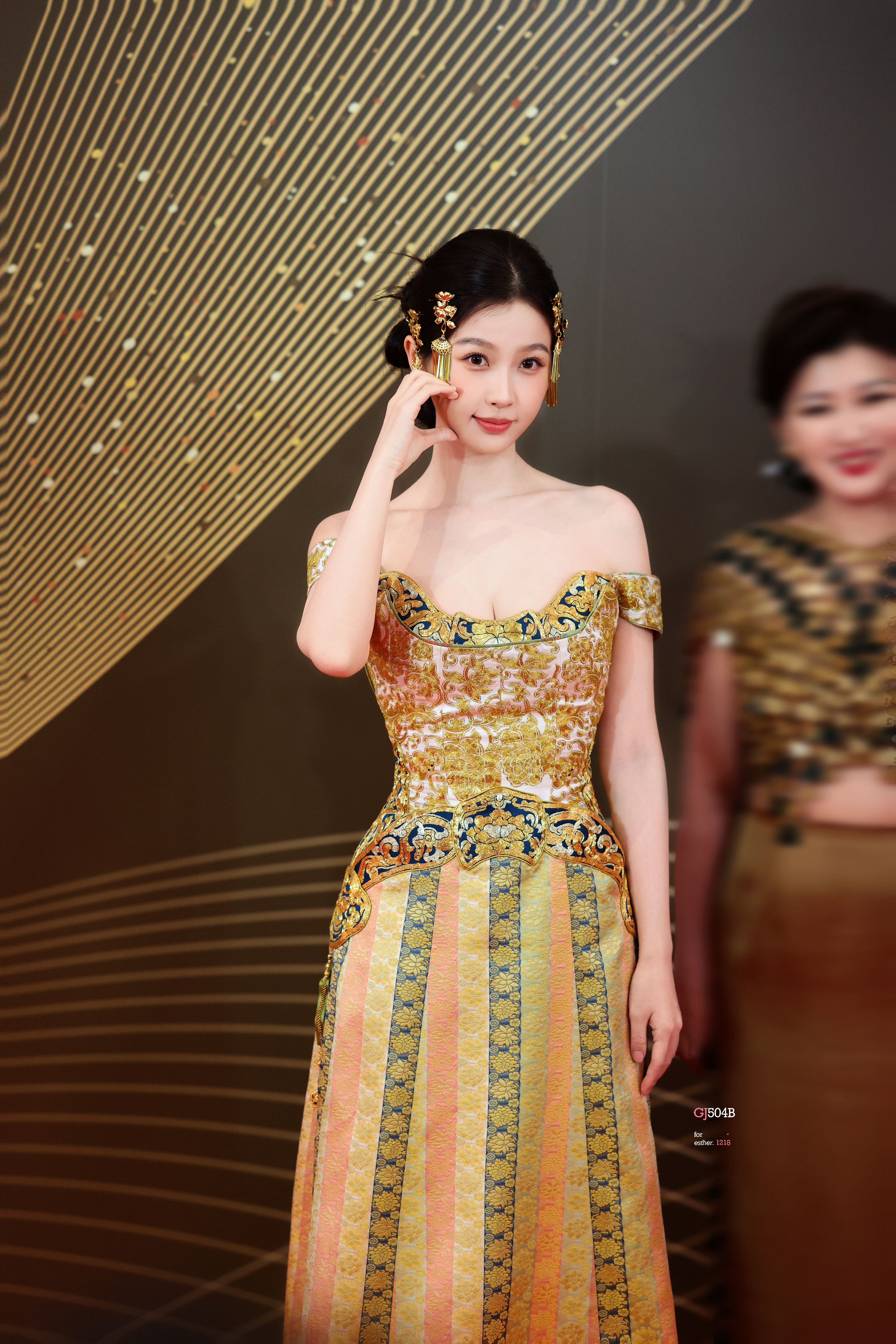 虞书欣金色花纹裹着丰盈的曲线，肩颈的舒展弧度与胸前的柔和起伏相映，尽显东方美