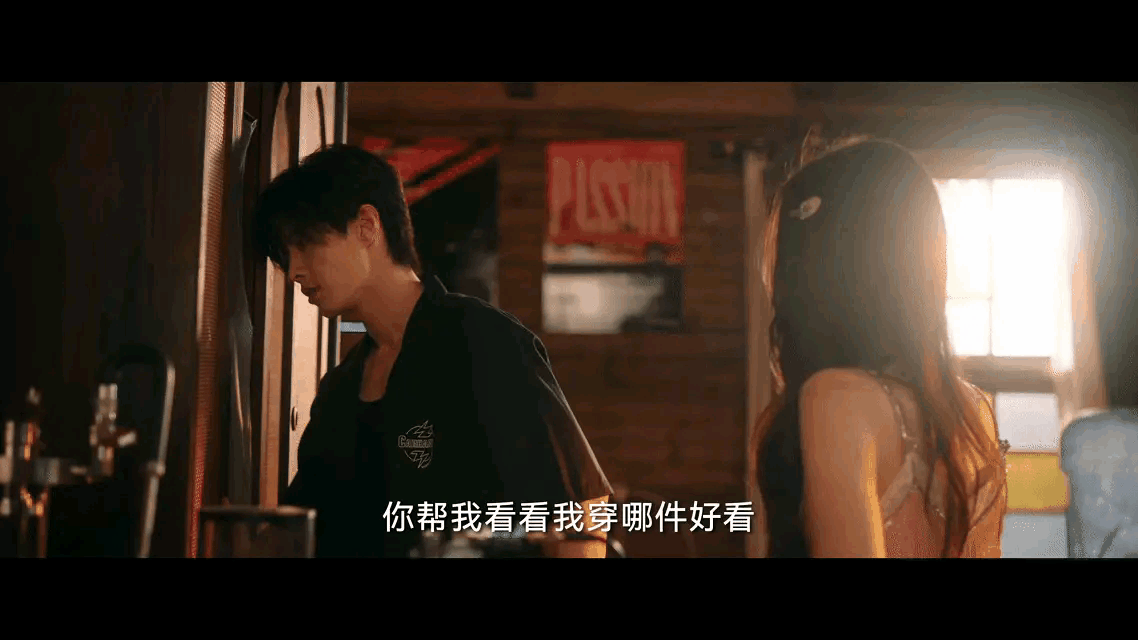 虞书欣何与背后抱海报《双轨》这剧的争议就没停过！从选角时粉丝互撕，到什么大尺度片