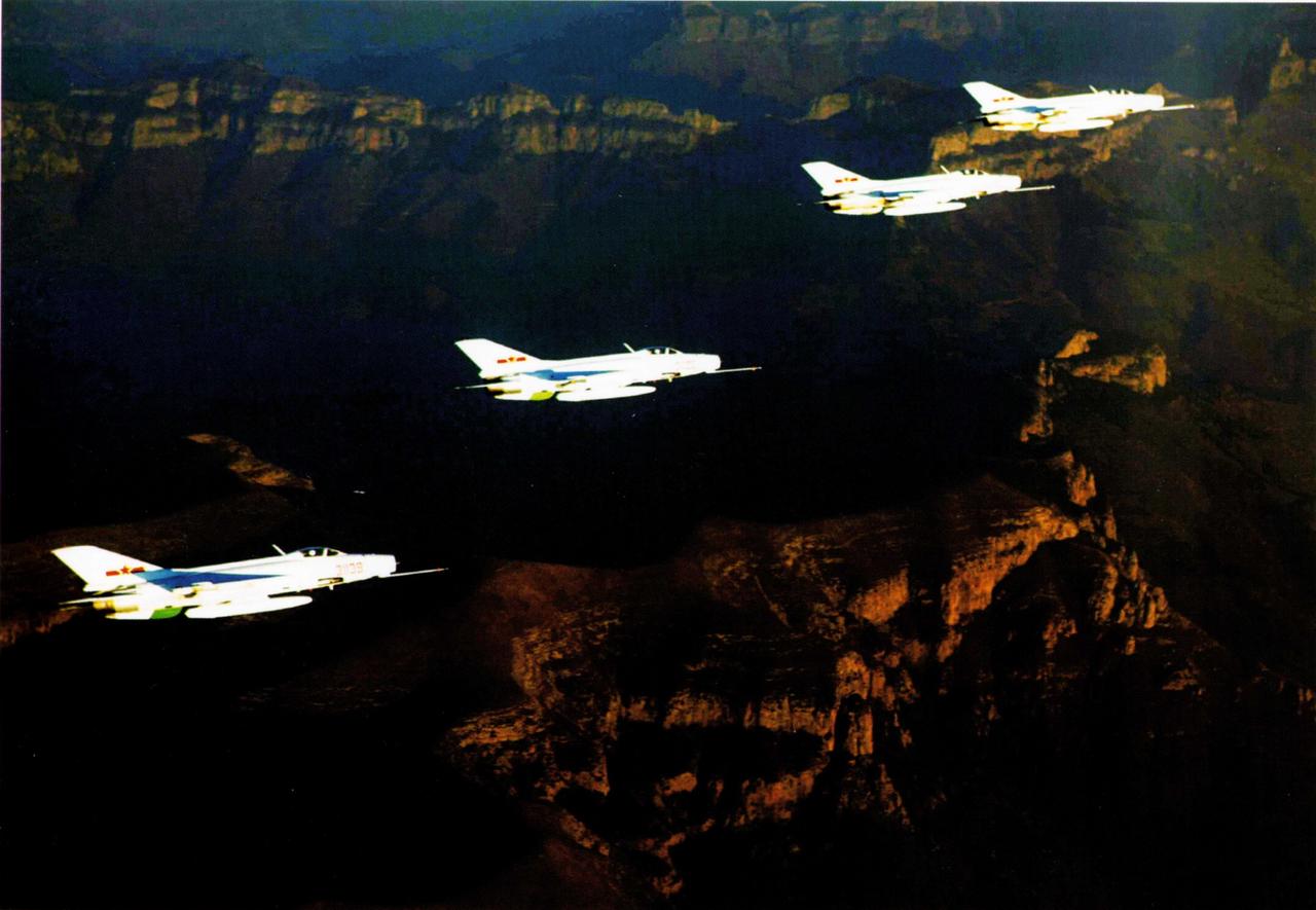空军的歼七部队在实行巡航任务时，多采用四机编队，所以大家在各种杂志和官方宣传照片