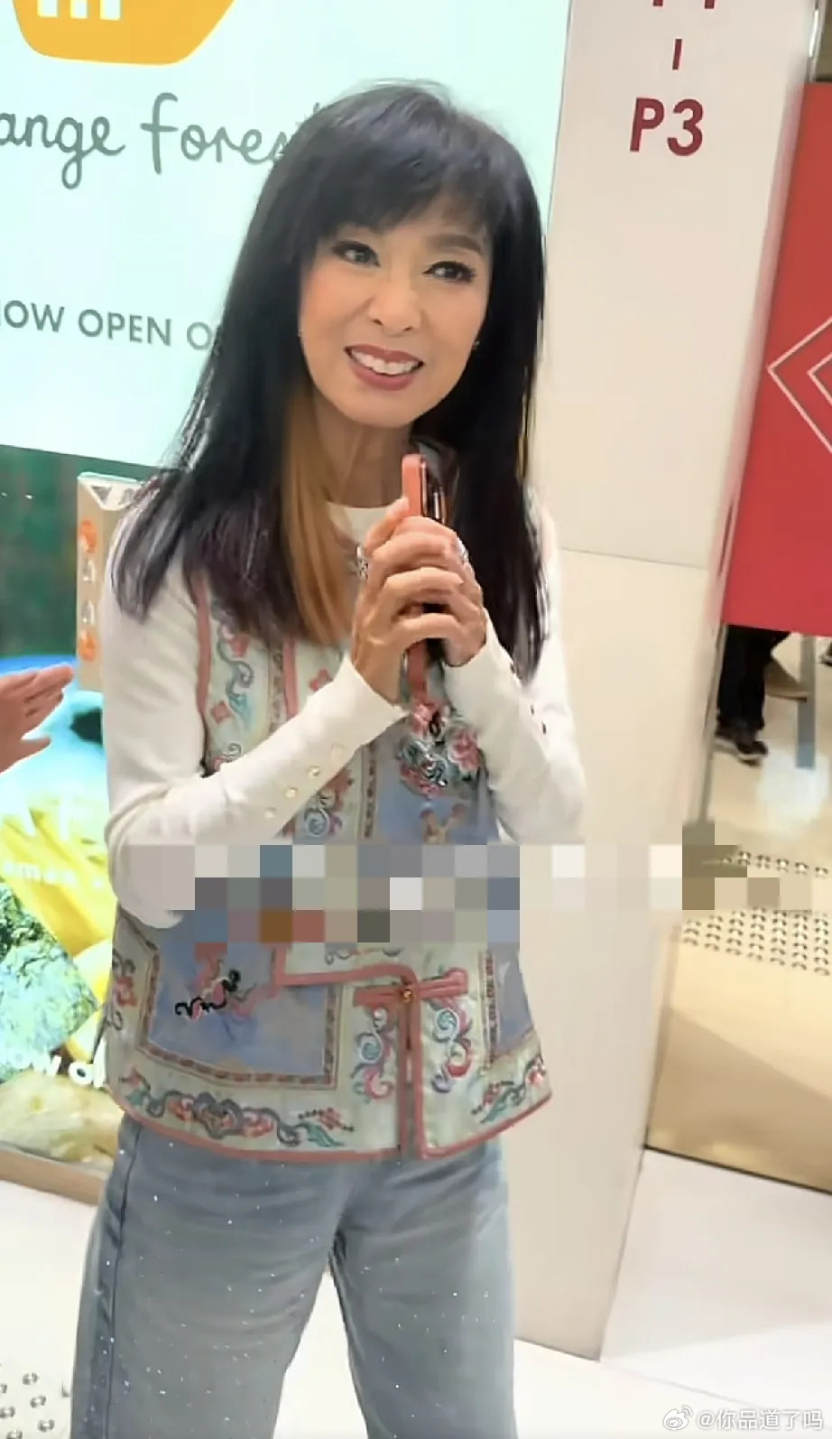 71岁的米雪为入行55周年演唱会认真筹备，街头偶遇时一身新中式刺绣马甲格外亮眼，