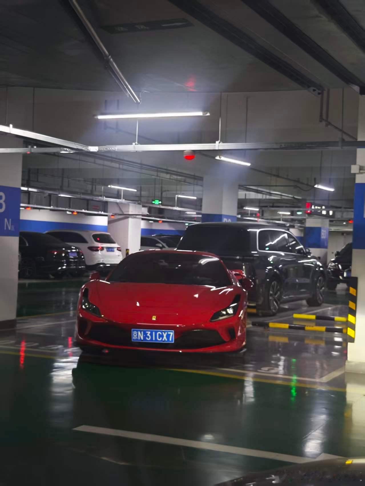 这不是李想的车啊，怎么还硬黑呢？李想买的明明是296GTB…