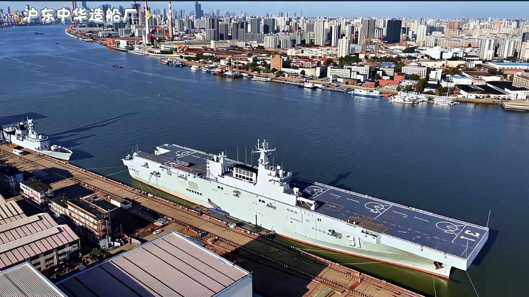 旁边一小只054，075巨物感还是很强烈的。