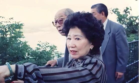 张学良晚年接受采访，曾对给他写传记的傅虹霖博士说：“当年我的女朋友最多有十二个！