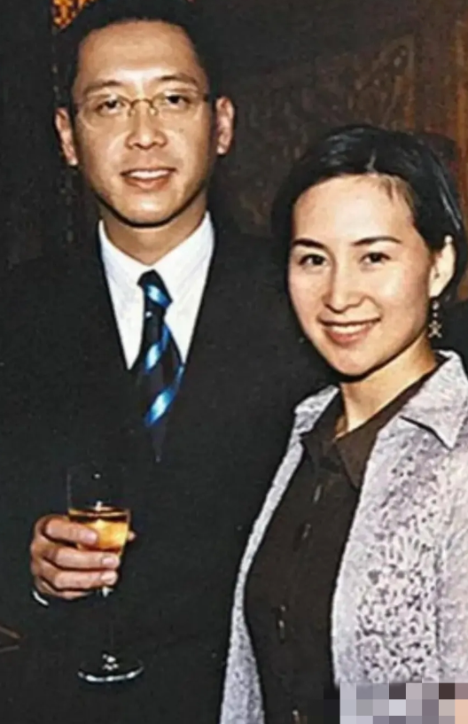 何超琼其实也没有那么爱陈百强，那只是媒体的臆想，从这里可以看出，当初何超琼是很爱
