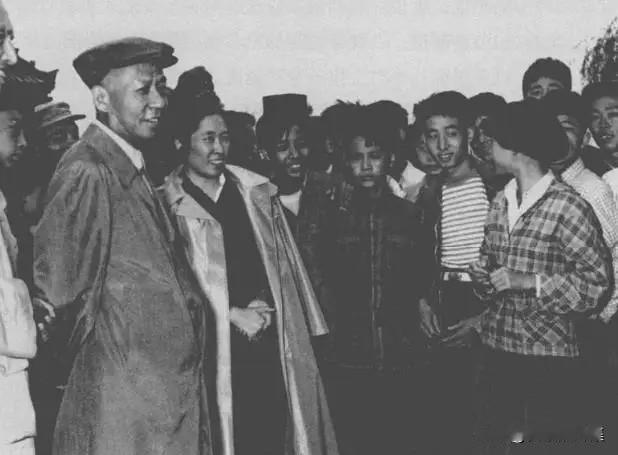 1958年9月，刘少奇在河南省开封市龙亭同青年学生交谈。他鼓励学生们要做好学生、