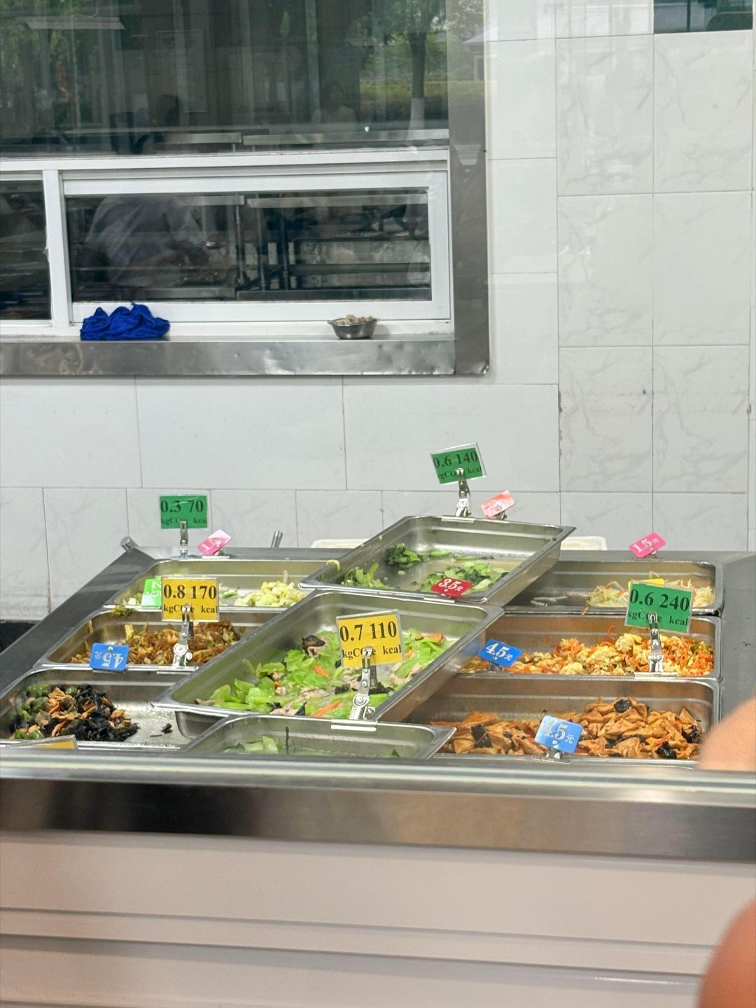 学校食堂的饭菜都标上了热量