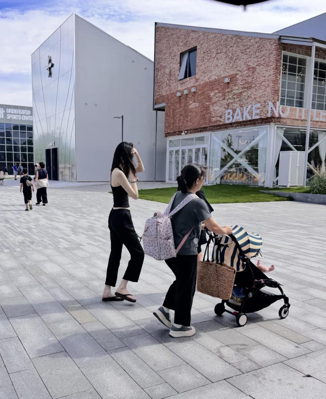 37岁超模何穗带着1岁儿子现身河北旅游，她穿着一身黑色，整个人又高又瘦，皮肤白到
