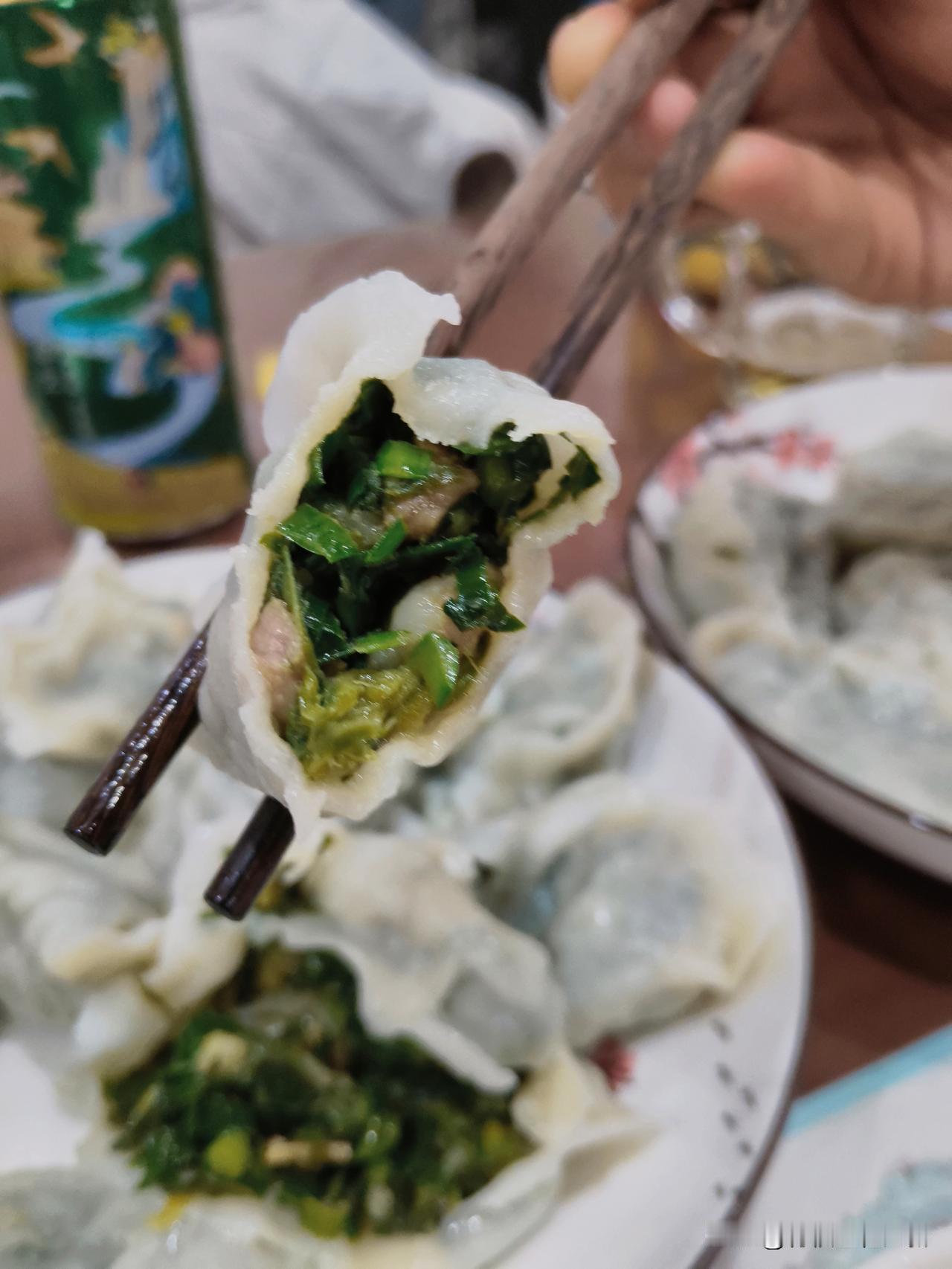 从一顿韭菜猪肉饺子，看两口子，过日子的事儿。昨天晚上，她用腌肉包的韭菜饺子，