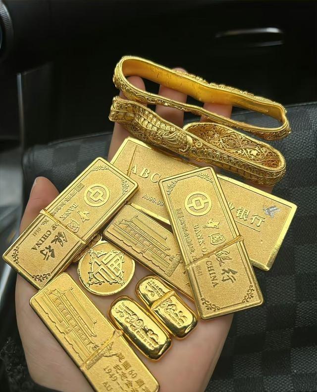 当所有人把钱换成了黄金。就会开始收割了。它就会从1600元一克慢慢降到300元一