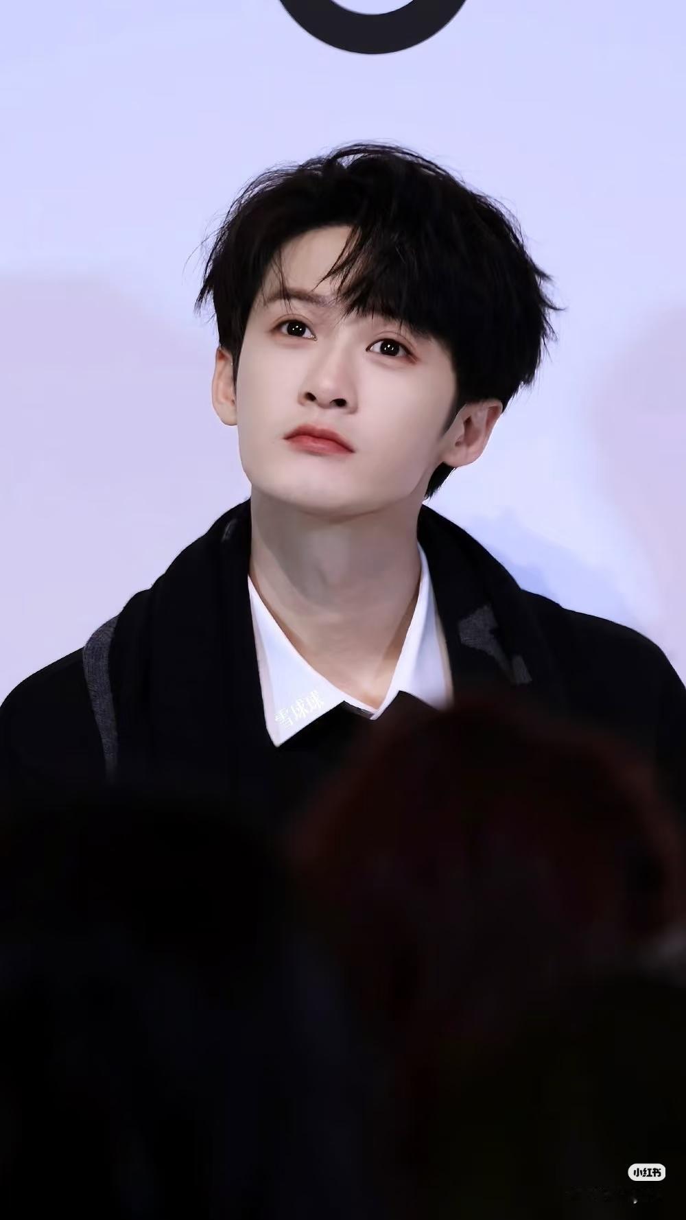 微博热搜top10大哥占了9条，活久见了！小炭火们没有机会体会虐粉的感