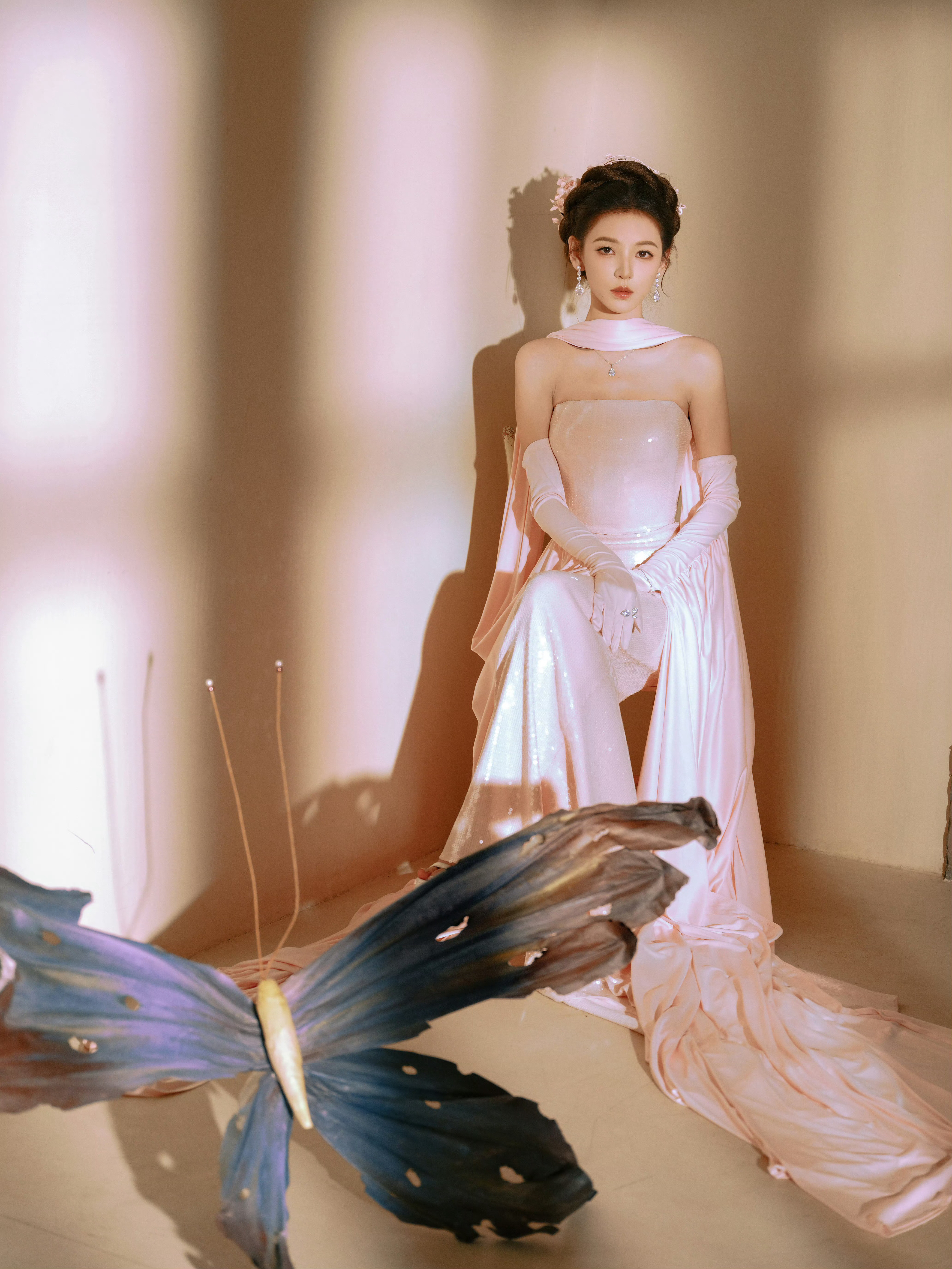 张予曦连影子里都带勾子只有我一个人注意到张予曦的影子嘛，果然美的人连剪影都是美的