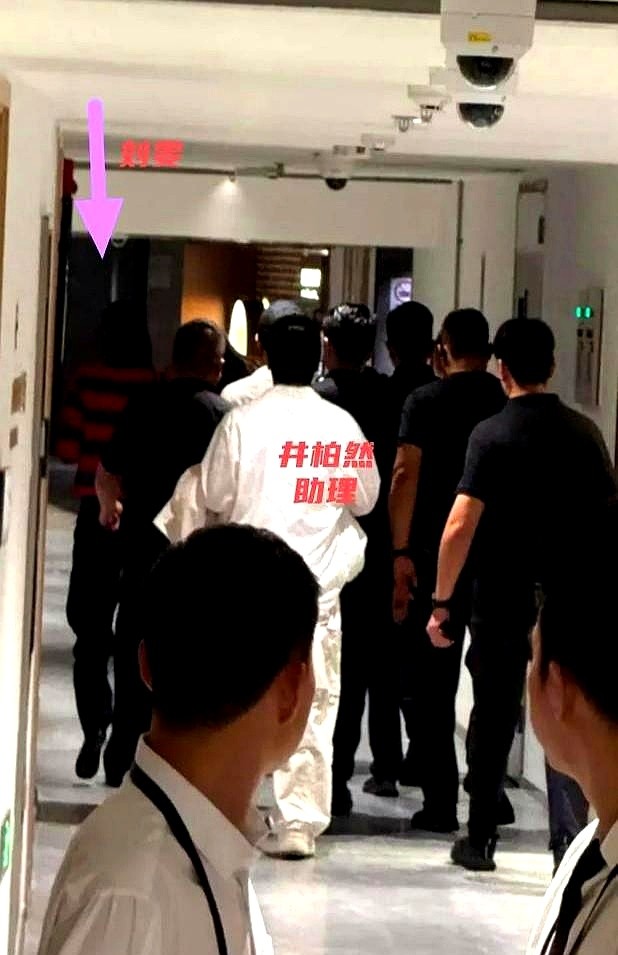 演唱会几万人盯着包厢，李荣浩突然拿起麦克风指着上面：“你旁边的女士是谁？”全场瞬间安静，几万台手机齐