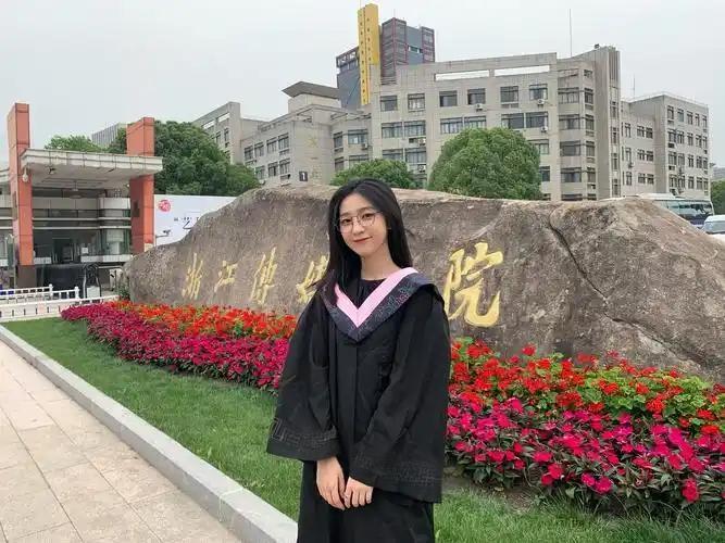 28岁高中女教师魏女士，本应在新婚日开启人生新篇，却从7楼坠落，生命戛然而止。生