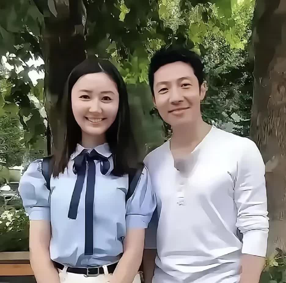 撒贝宁和亲妹妹撒贝娜的一张合影，一个帅气，一个漂亮，他们的父母真是会培养，有福呀