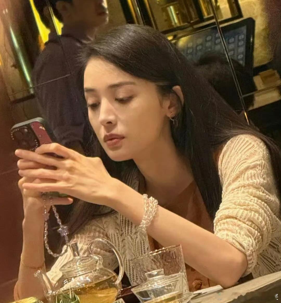 吃饭偶遇娜扎我的天哪，古力娜扎怎么能这么美，素颜也好看的无可挑剔，小小脸上都是五