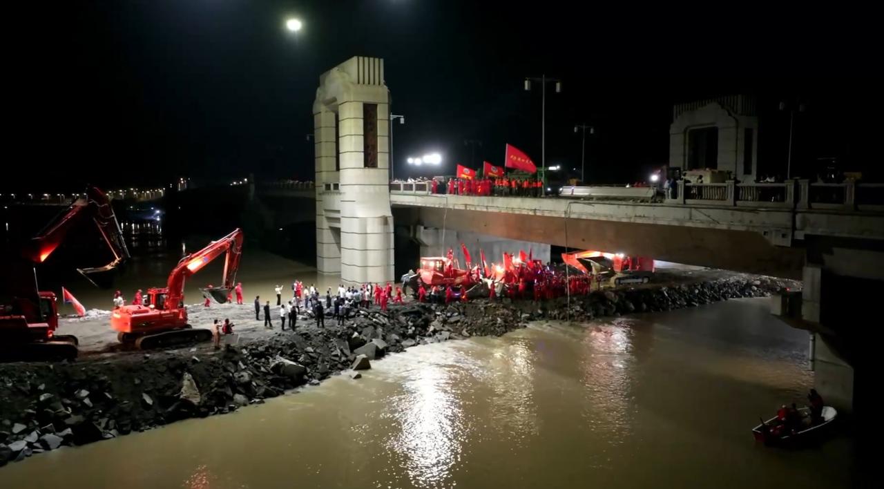 15日20时28分。周口贾鲁河堤防溃口成功合龙。加油。~~