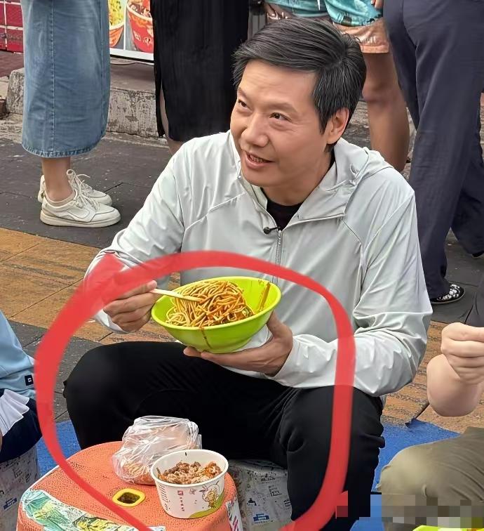 严重怀疑雷军在武汉吃早饭，武汉人一般吃不了那么多，热干面和豆皮只能二选一，都吃的