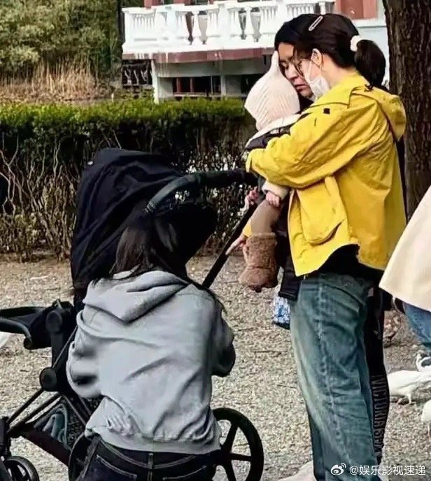 何穗，冲上热搜！3月31日，何穗带7个月大儿子逛公园喂鸽子的照片刷屏全网。网友惊