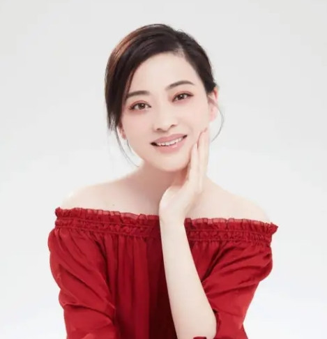 当年，梅婷突然害羞的对秦昊说：“完蛋了，我爱上咱剧组的摄影师曾剑了，你快