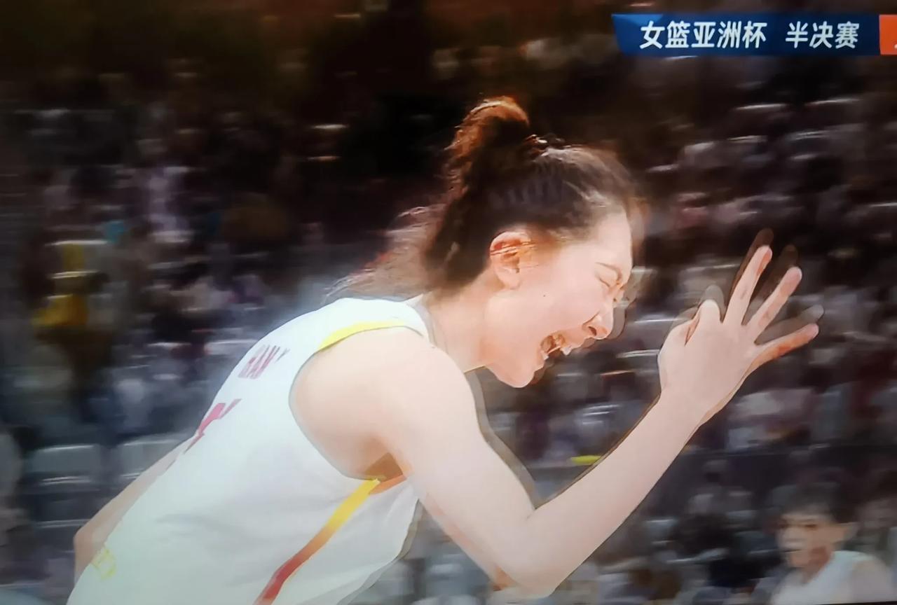 中国女篮下半场一开始，宫鲁鸣换上老队员阵容，韩旭，杨力伟，张茹，潘臻琦，年轻队员