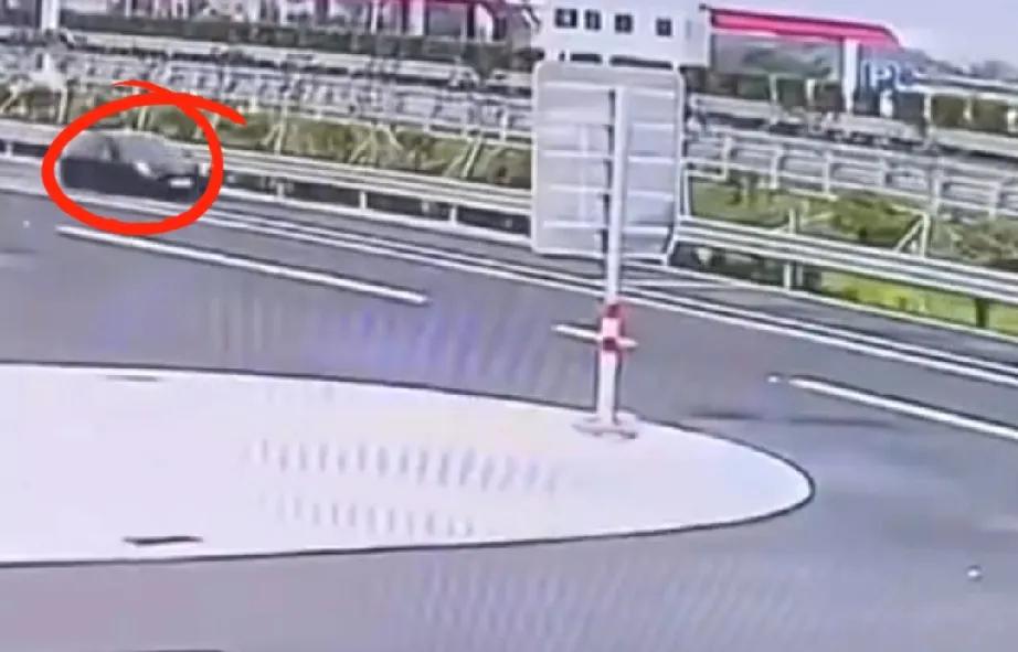 5月25日，浙江湖州发生一起令人揪心的交通事故。有监控画面显示，一辆特斯拉刚从服
