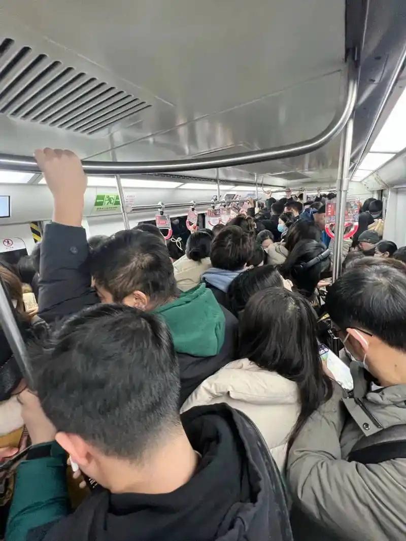 北京目前最拥挤的地铁线路是‌10号线‌，它长期稳居北京地铁客流榜首，高峰时段满载
