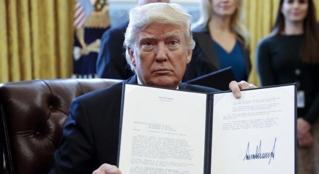 特朗普向全球发出通牒：180天内必须对中国动手，不帮忙就加税。特朗普突然签署总统