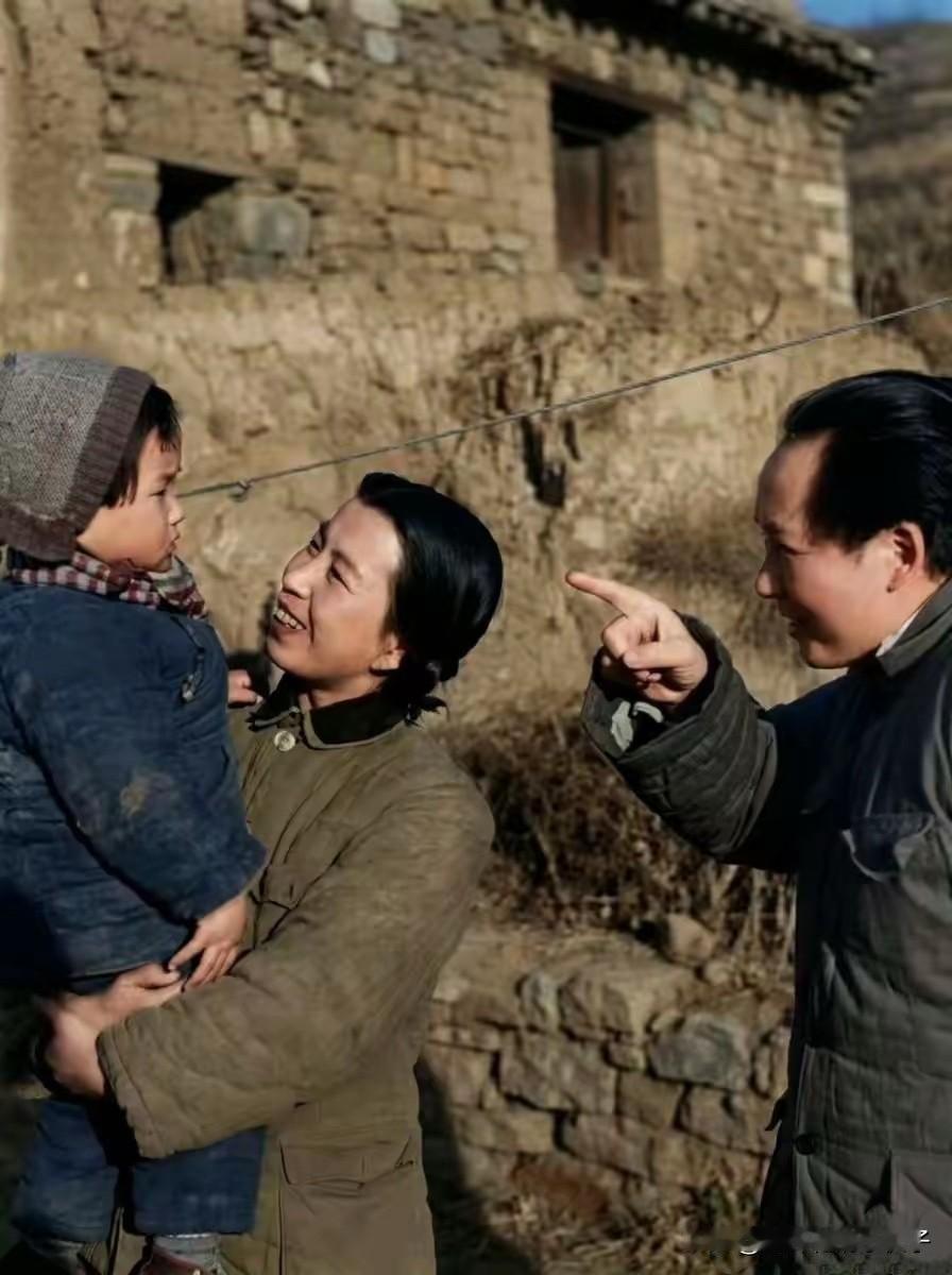 好温馨的一幕！这张珍贵合影拍摄于1944年初，在延安枣园毛主席一家三口留下这张