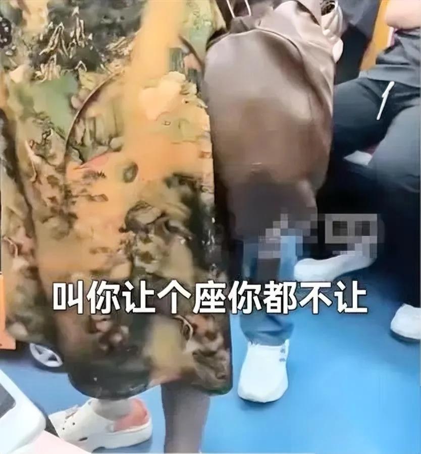 地铁里不让座，脸被抠出血了？今早刷到这事儿，我气得牙都痒痒——北京地铁上，姑