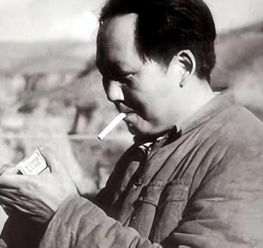 一天，毛主席警卫班的战士在一条山沟里打死了一只老狼，剥了一张毛茸茸的狼皮。在那