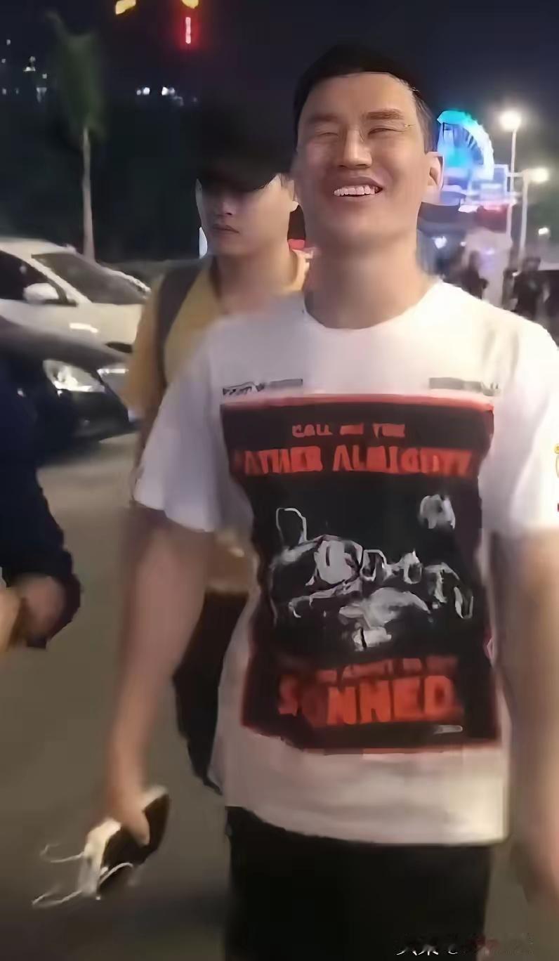 嘎子出来了，自从嘎子进去后，他的好多号都被封禁了，但是嘎子却在出来的时候，一脸