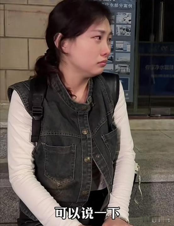 安徽安庆，90后小哥深夜摆摊，远方而来的妹妹远远的看着哥哥心疼哭泣却不敢上前相见