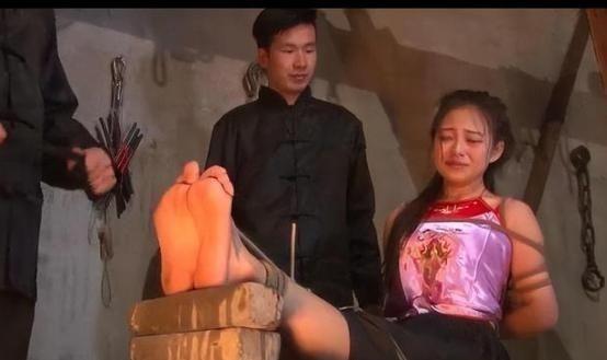1945年，“东方魔头”川岛芳子被军统抓获，用尽酷刑，守口如瓶，直到戴笠命人扒光