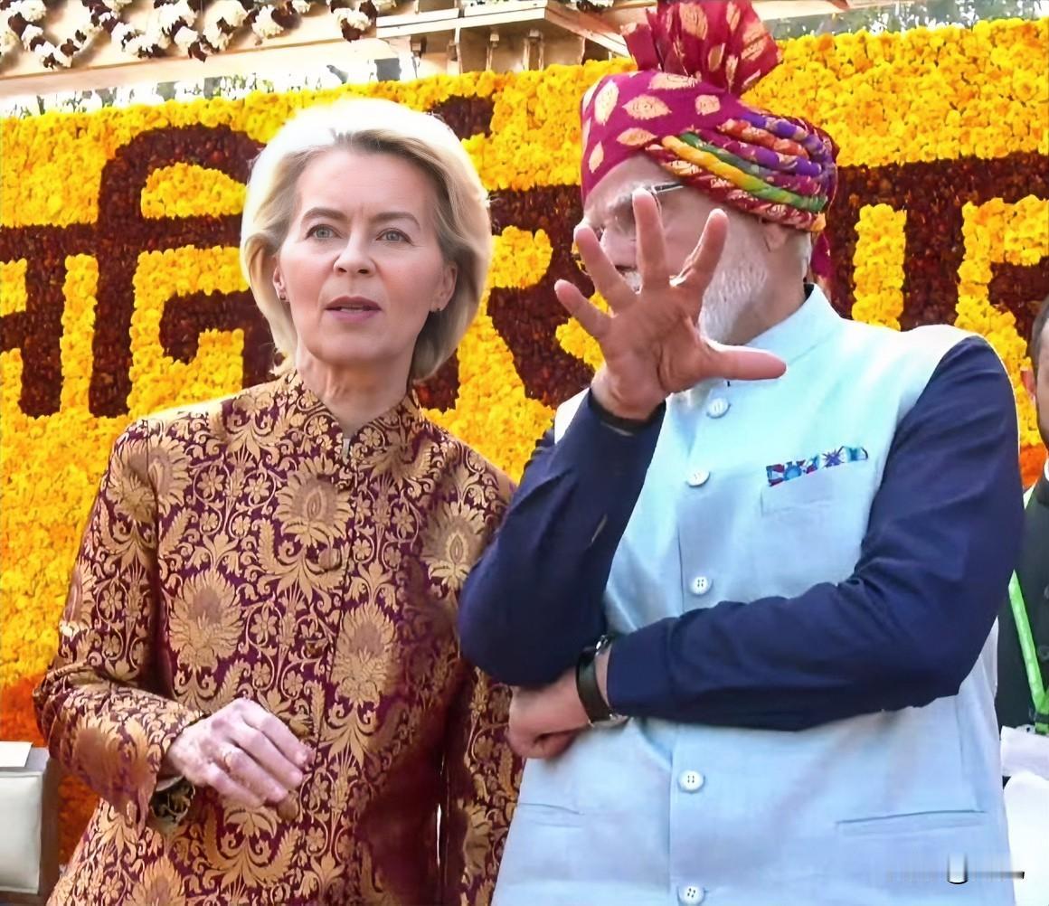 太尴尬了！欧盟主席冯德莱恩被邀请参加印度阅兵式后反而遭到了美国多家媒体的嘲讽，认