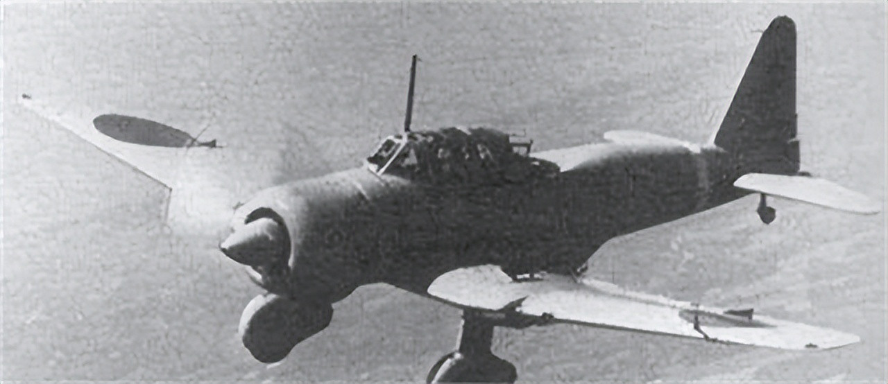 1943年，日军空袭时，八路军18岁战士宋岭春躲在草丛里，看着距离不到100米的